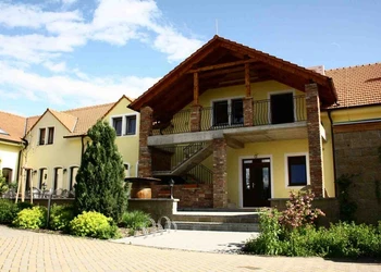 pohled-ze-dvora-mensi-web_5zn8jv2y (1)